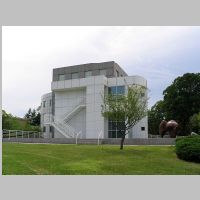 Richard Meier, Des Moines Art Center Addition, photo on homepages.bluffton.edu,4.jpg